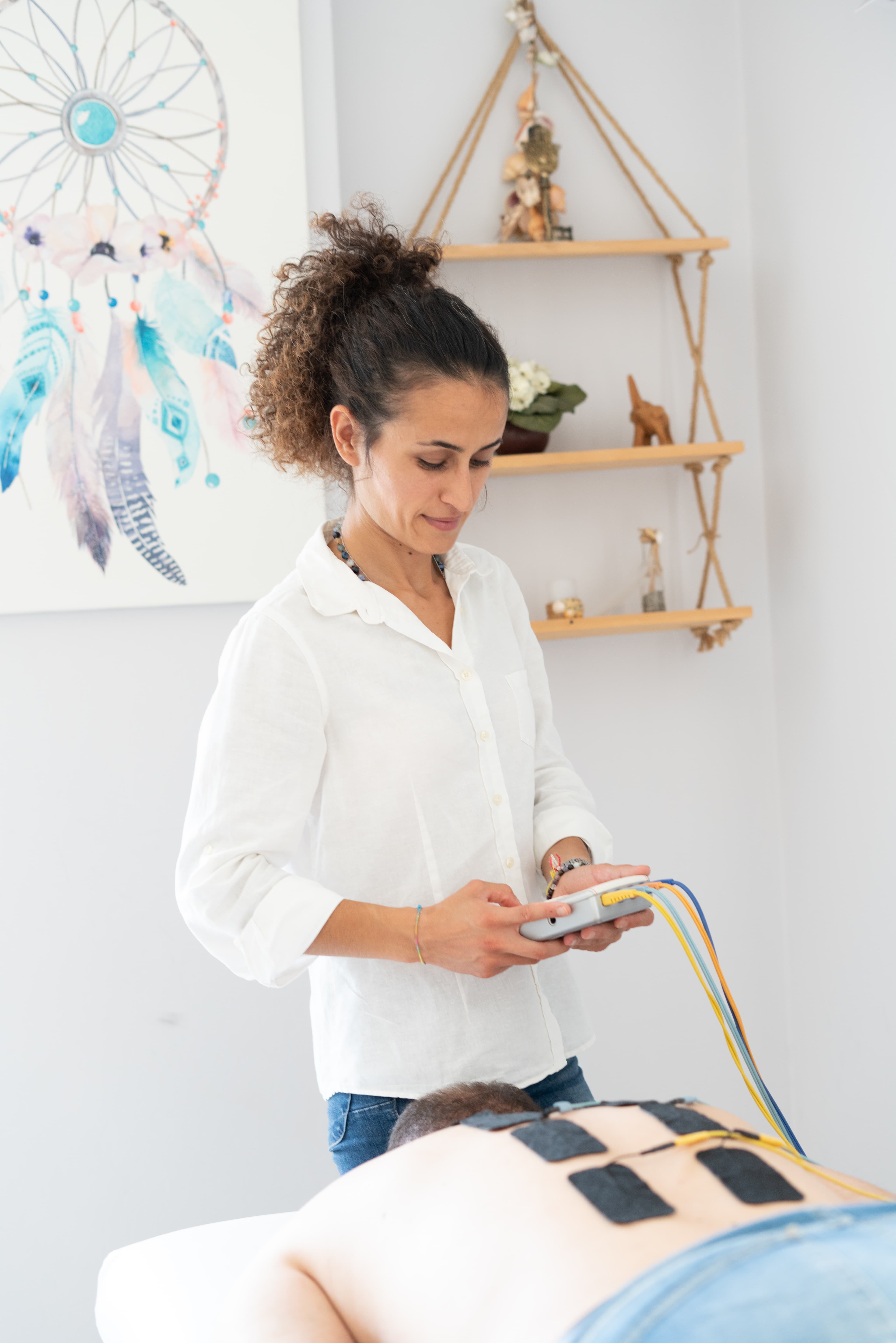 Fizyoterapist hastaya yardım ediyor